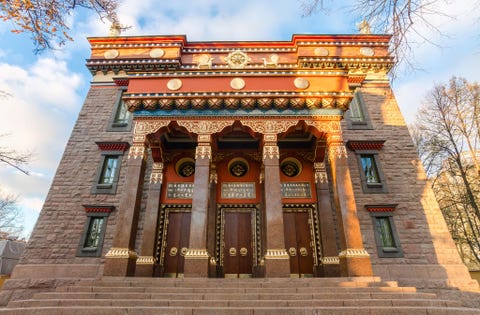 Datsan Gunzechoinei RuslandIn Rusland wonen ongeveer 15 miljoen praktiserende boeddhisten In Sint Petersburg staat de Datsan Gunzechoinei een van de noordelijkste boeddhistische tempels ter wereld Hoewel de tempel nu een gebedshuis is is de tempel in het verleden gebruikt voor militaire communicatie sport en zologisch onderzoek Je vindt er traditionele Tibetaanse gebedsmolens art nouveaudetails en gebrandschilderde ramen van de hand van de beroemde Russische mysticus Nicholas Roerich