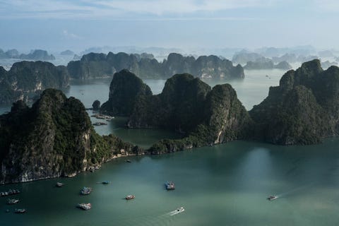 HA LONG BAY VIETNAMDe zomer in ZuidoostAzi draait voor mij om de zee aldus fotograaf Hannah Reyes Morales Ha Long deed me denken aan zomerdagen in mijn tienerjaren opgroeiend met zout in mijn haar van de plakkerige warme zomers aan het water Vietnam is zo anders alles in het land voelde nieuw toen ik deze foto nam Maar het blauw en groen van het water was geruststellend vertrouwd Dat is voor mij het fijnste aan reizen wanneer dingen uit je jeugd zichtbaar worden op een plek die je voor het eerst ziet