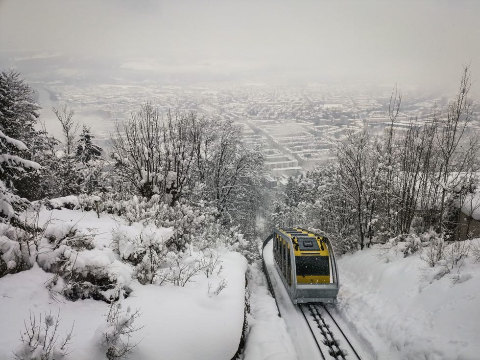 INNSBRUCK OOSTENRIJK  Na een week van ononderbroken sneeuwval wachtte fotograaf Robbie Shone totdat de wolken rond de tandradbaan bij zijn huis in de bergen van de Inntalkette in Tirol waren opgetrokken Shone was verbluft door de helderheid van de foto die hij met zijn smartphone maakte Hij herinnert zich dat het tafereel nog kouder aanvoelde dan het feitelijk was