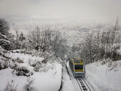 INNSBRUCK, OOSTENRIJK INNSBRUCK OOSTENRIJK Na een week van ononderbroken sneeuwval wachtte fotograaf Robbie Shone totdat de wolken rond de tandradbaan bij zijn huis in de bergen van de Inntalkette in Tirol waren opgetrokken Shone was verbluft door de helderheid van de foto die hij met zijn smartphone maakte Hij herinnert zich dat het tafereel nog kouder aanvoelde dan het feitelijk was