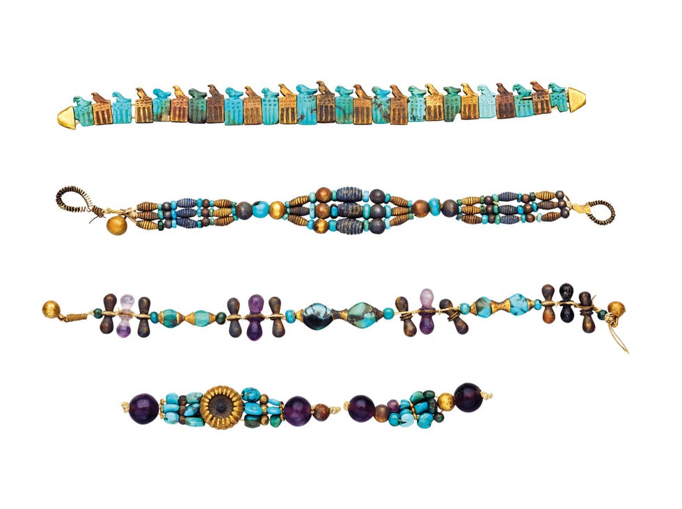 Kleurrijke armbanden afkomstig van een gemummificeerde arm gevonden in het graf van farao Djer uit de 1e dynastie van Egypte Het ledemaat werd weggegooid kort nadat het was gefotografeerd Egyptisch museum Caro