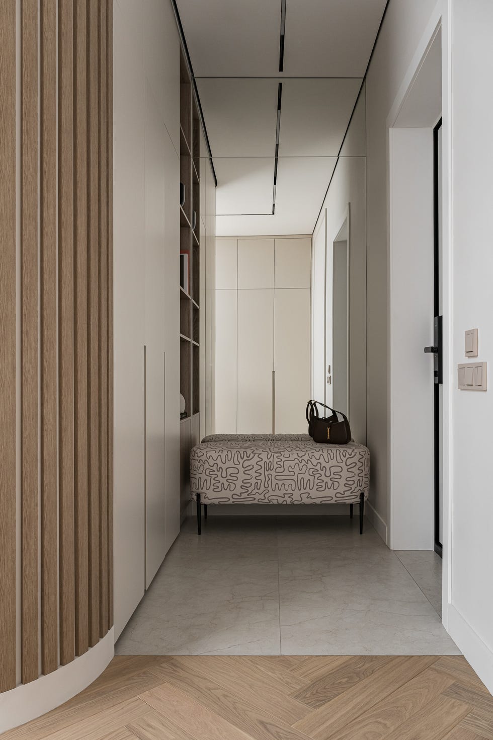 diseñada por pinteriors, esta casa combina líneas puras, curvas suaves y una paleta clara con texturas naturales, logrando un interior funcional, acogedor y lleno de detalles cuidados.