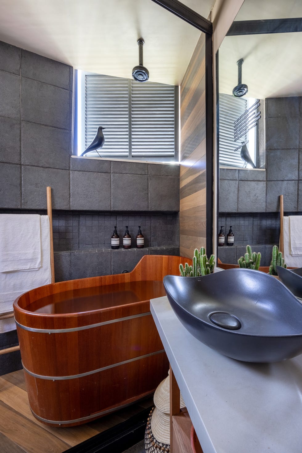 casa de 45 metros es un estudio de arquitectura, un taller creativo y una zona de relax con hamaca, columpio y un bano triangular