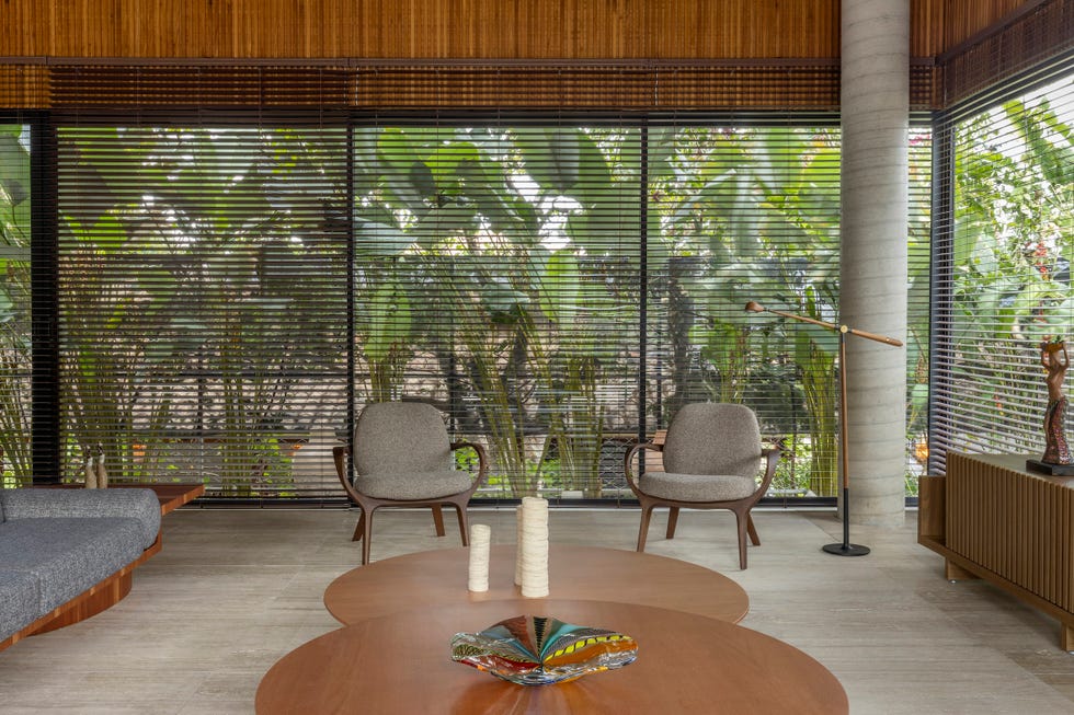 casa de hormigon con piscina que combina estructura brutalista, ventilacion cruzada y diseno tropical a medida