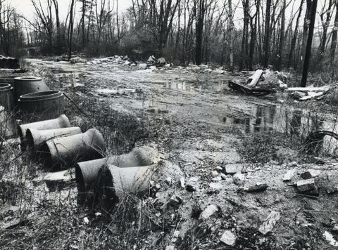 https://www.nationalgeographic.com/content/dam/environment/2019/09/environmental-victories-gallery/17-environmental-victories-facts.jpg Met bulldozers opgehoopt afval ligt op de plek waar verontreinigde waterbronnen volgens activisten de stad Woburn in Massachusetts bedreigden Acht families klaagden het bedrijf WR Grace aan wegens het verontreinigen van een deel van de drinkwaterbronnen van de stad De veelbesproken zaak had grote invloed op de milieuwetgeving en op de publieke opinie
