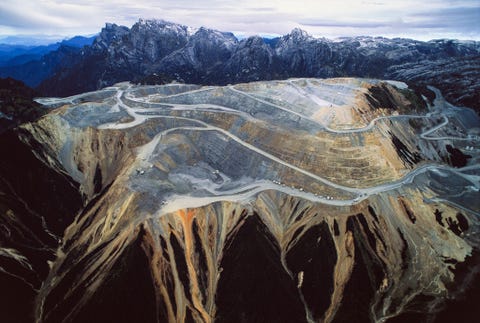 https://www.nationalgeographic.com/content/dam/science/2020/04/21/human-journey-steinmetz/17-human-journey-steinmetz.jpg De Grasbergmijn in het Indonesische Timika is s werelds grootste dagbouwmijn de grootste producent van goud en de op n na grootste producent van koper ter wereld De mijn draagt veel bij aan de Indonesische economie maar is ook een bron van spanningen tussen de overheid en burgers die het bedrijf ervan beschuldigen hun landerijen onder water te zetten In de mijn is nog zon veertien miljard dollar aan winbaar edelmetaal aanwezig
