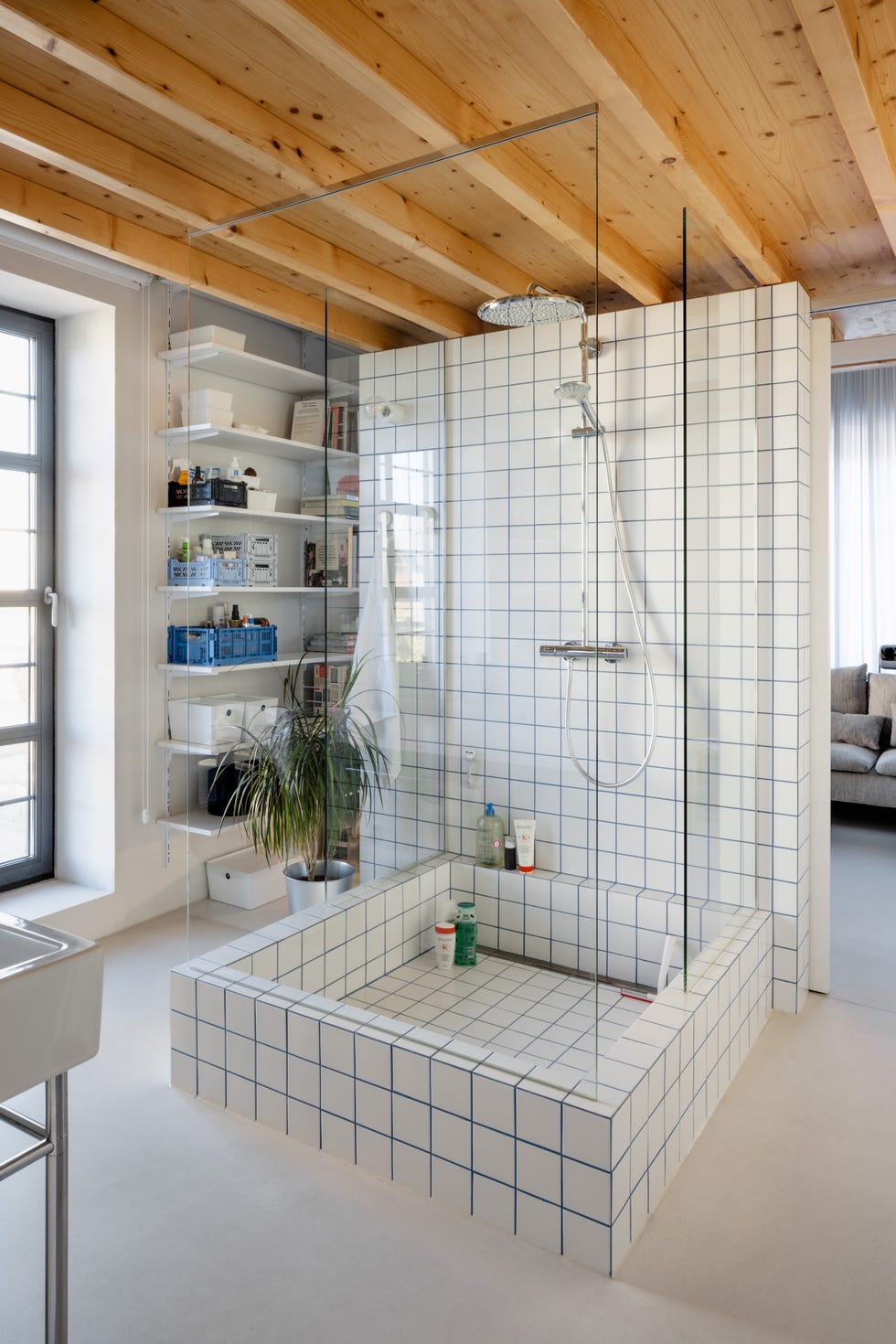 este apartamento gana mas de 17 metros habitables gracias a la altura de los techos y soluciones ingeniosas