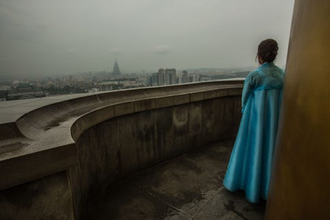 Een gids kijkt vanaf de top van de Juchetoren uit over Pyongyang