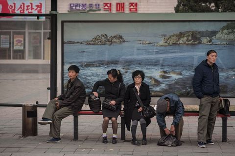 Op een foto die op zaterdag 8 april 2017 werd genomen wachten passagiers bij een bushalte in Pyongyang