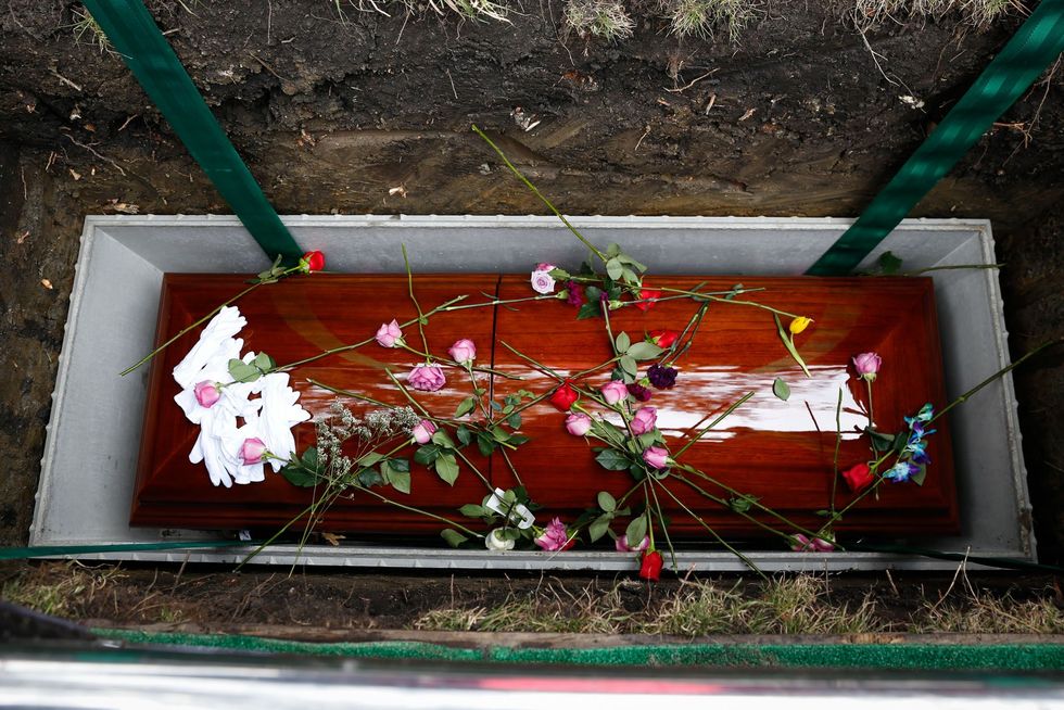 Aan het eind van haar begrafenis gooiden Lolas geliefden rozen haar favoriete bloemen op haar kist