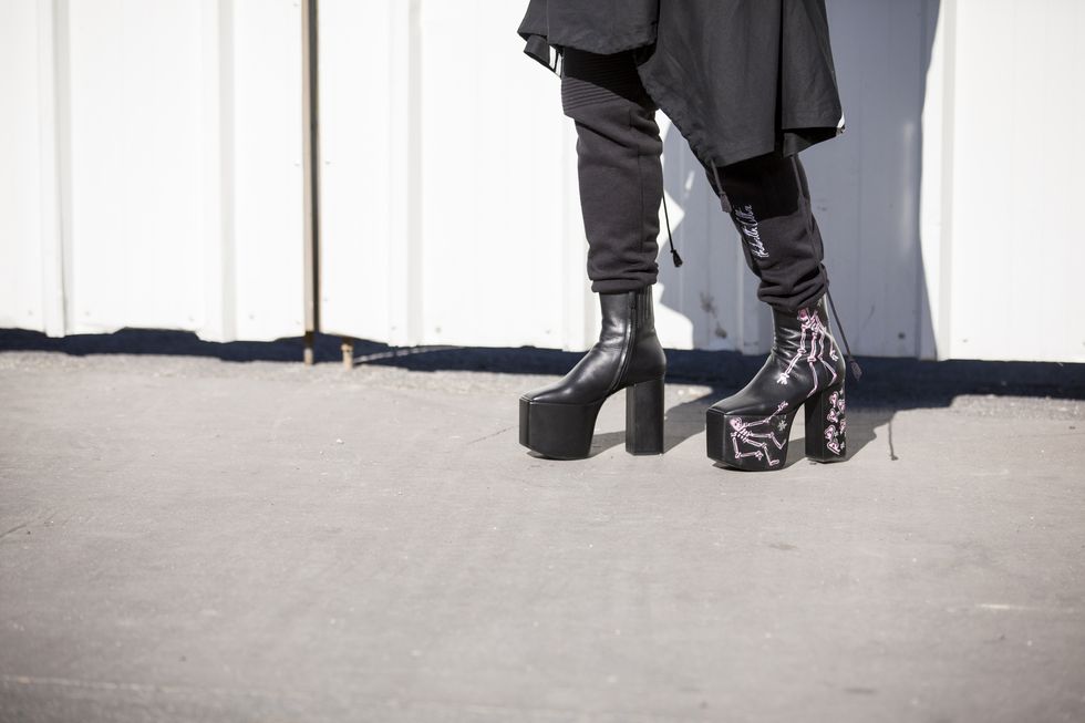 Le scarpe dell'inverno 2019 sono perfette per ricreare look gotici, i pezzi giusti che ti servono se stai cercando ispirazioni per i costumi Halloween, scarpe nere, scarpe con tacco alto super dark da indossare anche dopo i party.