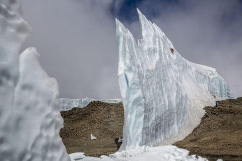 Will Gadd beklimt een ijsvin vlakbij de top van Mount Kilimanjaro