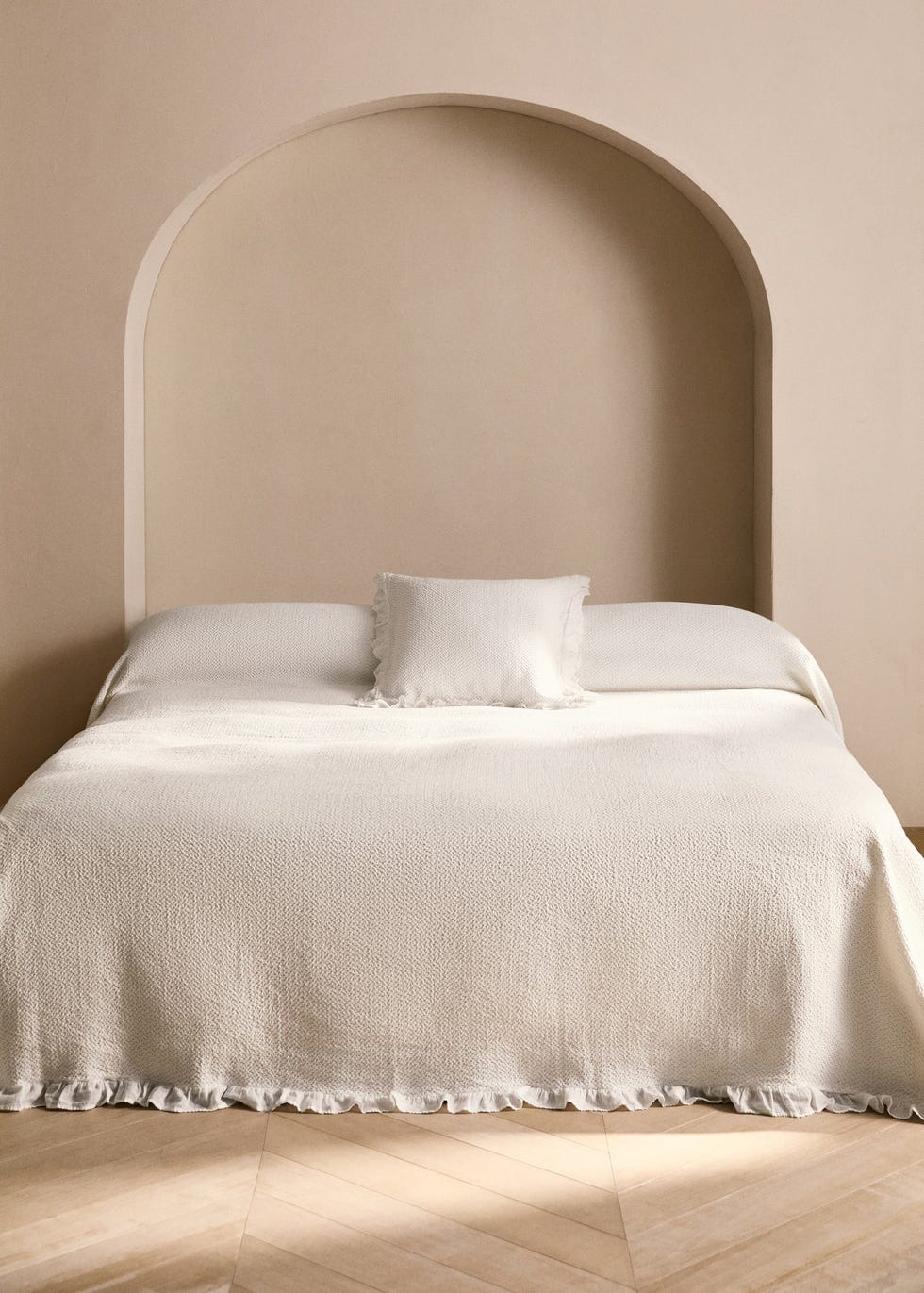 cama con colcha de algodón blanca