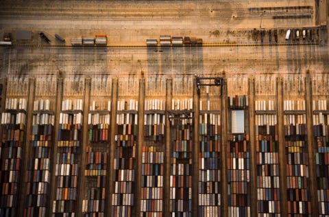 Kleurrijke transportcontainers wachten om verscheept te worden naar Algeciras in Spanje Deze haven is een van de grootste in Europa en transporteerde ongeveer 100 miljoen ton aan goederen in 2015