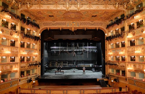 Teatro La Fenice Het Fenix Theater in het Nederlands is een van de beroemdste operahuizen van Itali Passend bij haar naam is het theater in Veneti drie keer afgebrand en weer opgebouwd voor het laatst in 2001 Die laatste restauratie kostte ongeveer 97 miljoen dollar Op deze foto zie je een leeg toneel dat klaar is voor een productie die net zo uitbundig is als de rest van het operahuis