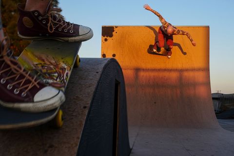Skateboarders beginnen hun dag in een skatepark in Los Angeles Your Shotfotograaf Corban Lundborg zegt dat skateboarden meer is dan een hobby Door de files in Los Angeles zoeken veel mensen naar alternatieve transportmiddelen