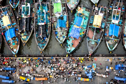 Your Shotfotograaf Navtej Singh legde een oude traditie vast vanuit een nieuwe hoek Hij schrijft het volgende over de foto Dit is s ochtends vroeg tijdens een visveiling wanneer de boten binnenvaren na een nacht vissen bij Bhaucha Dhaka in Mumbai De bootmanagers laden de vangst van de boot en veilen het aan de hoogste bieder die het daarna weer doorverkoopt aan andere visverkopers