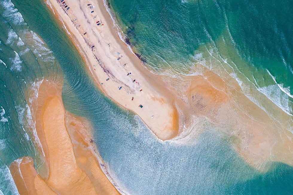 De Outer Banks staan bekend om hun snel veranderende zandbanken als gevolg van de energie waarmee deze wateren door wind en golven worden omgewoeld