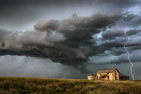 Stormjager en Your Shotfotograaf Vanessa Neufeld legde dit beeld vast in Keyes in Oklahoma Het was de dag voordat ze terug naar huis vloog en zij en haar medestormjagers wilden nog een keer op pad gaan voor een laatste kans om iets meer te zien dan een windvlaag herinnert ze zich Toen de avond inviel barstte het onweer los in het noordwesten van Oklahoma