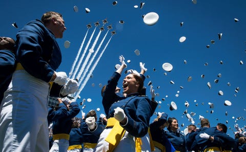 Afgestudeerden van de United States Air Force Academy in Colorado Springs Colorado vieren het einde van hun afstudeerceremonie  en van vier jaar hard werken Terwijl thunderbirds over het stadium vliegen gooien de kadetten hun hoeden in de lucht Volgens de traditie doen ze wat geld in de hoeden Dan mogen kinderen onder de twaalf jaar oud naar het veld rennen een hoed zoeken en het geld houden De hoed moeten ze natuurlijk terugbrengen naar de kadet