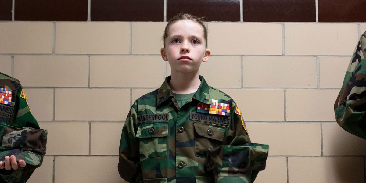 De elfjarige Bailey wacht op inspectie van haar outfit tijdens een van de wekelijkse Young Marinesbijeenkomsten in Hanover in de staat Pennsylvania The Young Marines is een nonprofitorganisatie die zich richt op jongeren en zich bezighoudt met zaken als burgerschap vaderlandsliefde en leven zonder drugs
