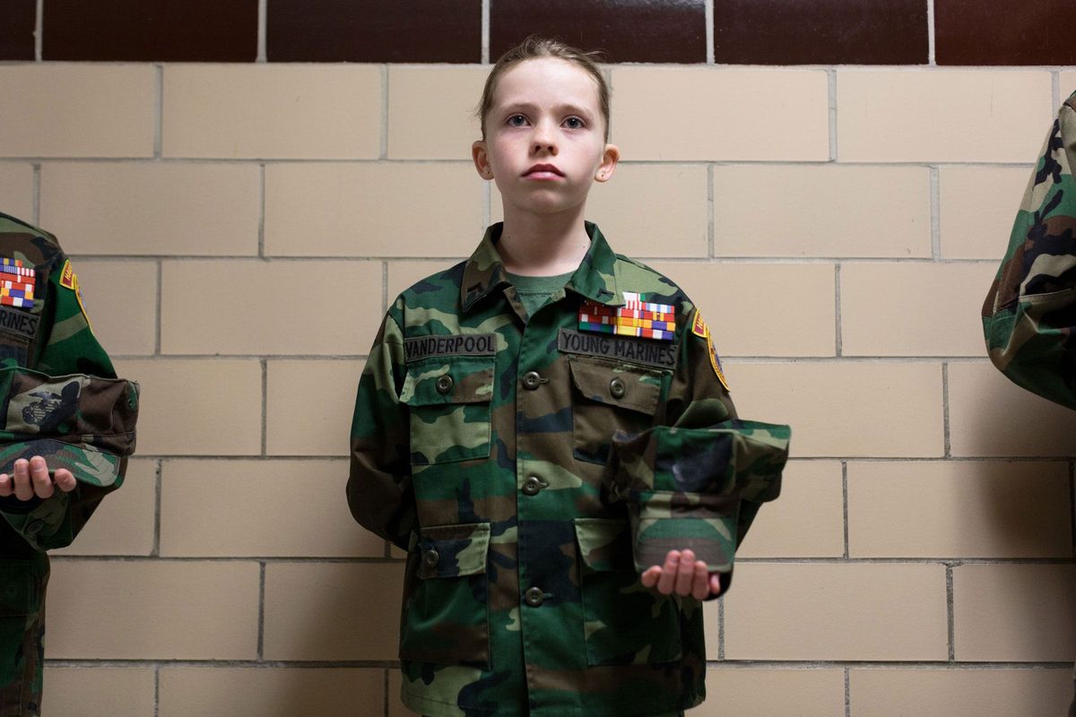 De elfjarige Bailey wacht op inspectie van haar outfit tijdens een van de wekelijkse Young Marinesbijeenkomsten in Hanover in de staat Pennsylvania The Young Marines is een nonprofitorganisatie die zich richt op jongeren en zich bezighoudt met zaken als burgerschap vaderlandsliefde en leven zonder drugs