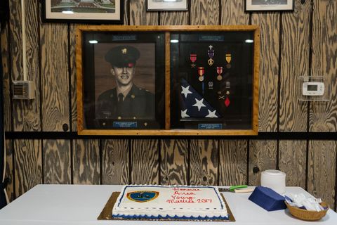 Aan de muur van het onderkomen van de Veterans of Foreign Warsvereniging in Hanover Pennsylvania hangen memorabilia van Vietnamveteranen Young Marines hebben daar een bal met hun familieleden en vrienden
