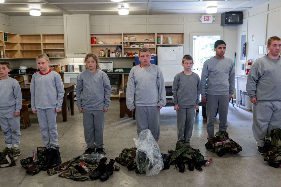 Vroeg in de middag ondergaan de rekruten het zwaarste deel van hun bootcampweekend voor rekruten ze moeten hun oude kleren verruilen voor hun nieuwe Young Marineoutfit Camp Tuckahoe Dillsburg Pennsylvania