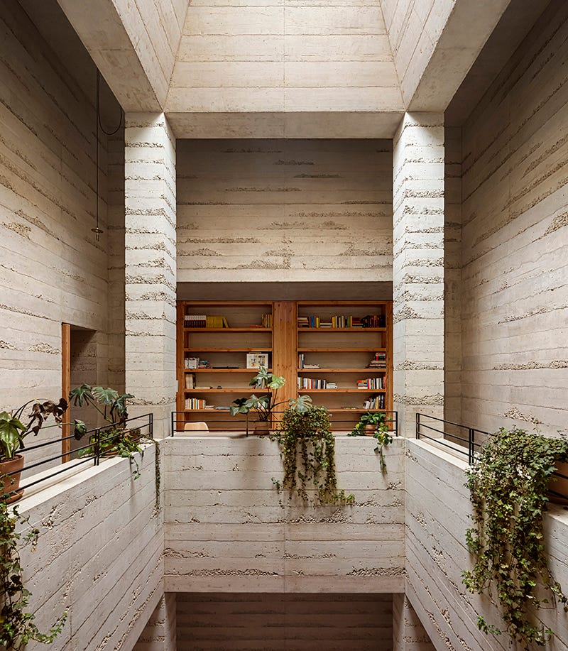 minimalista, de hormigon pobre pero muy calida, así es esta vivienda de 600 metros y techos imponentes en barcelona