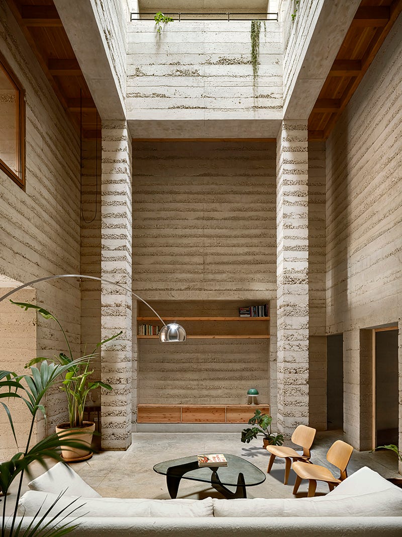 casa de hormigón en barcelona con techos altos salón