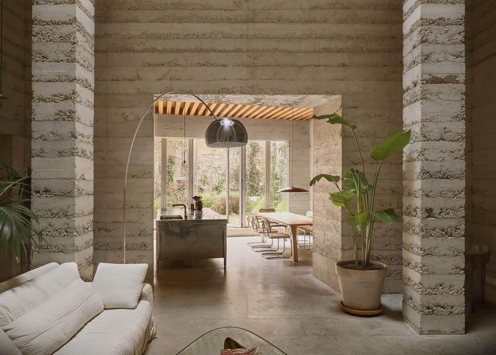 minimalista, de hormigon pobre pero muy calida, así es esta vivienda de 600 metros y techos imponentes en barcelona