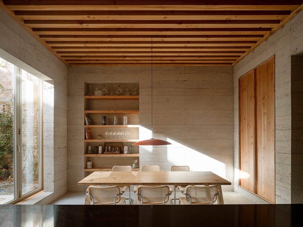 minimalista, de hormigon pobre pero muy calida, así es esta vivienda de 600 metros y techos imponentes en barcelona