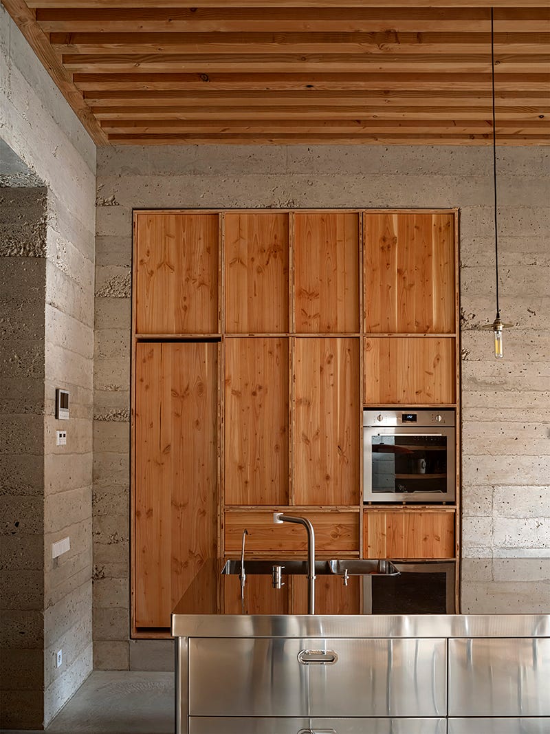 minimalista, de hormigon pobre pero muy calida, así es esta vivienda de 600 metros y techos imponentes en barcelona