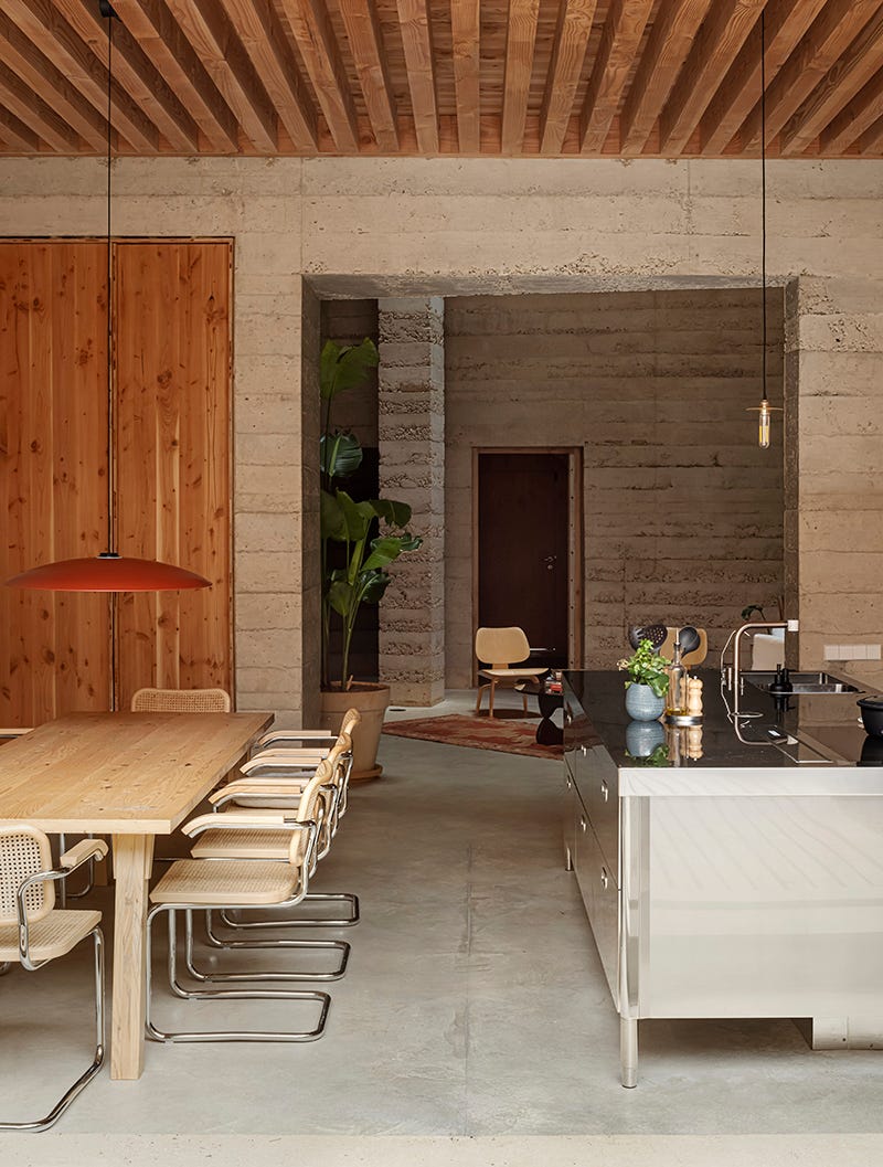 minimalista, de hormigon pobre pero muy calida, así es esta vivienda de 600 metros y techos imponentes en barcelona