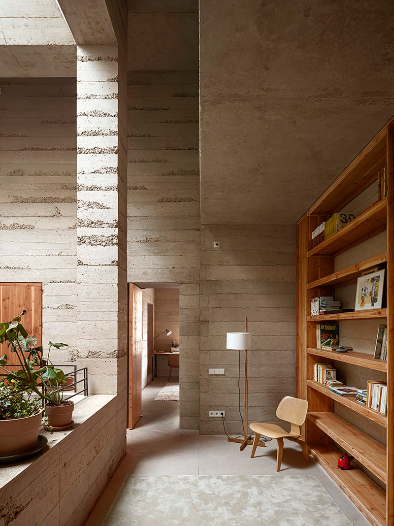 minimalista, de hormigon pobre pero muy calida, así es esta vivienda de 600 metros y techos imponentes en barcelona