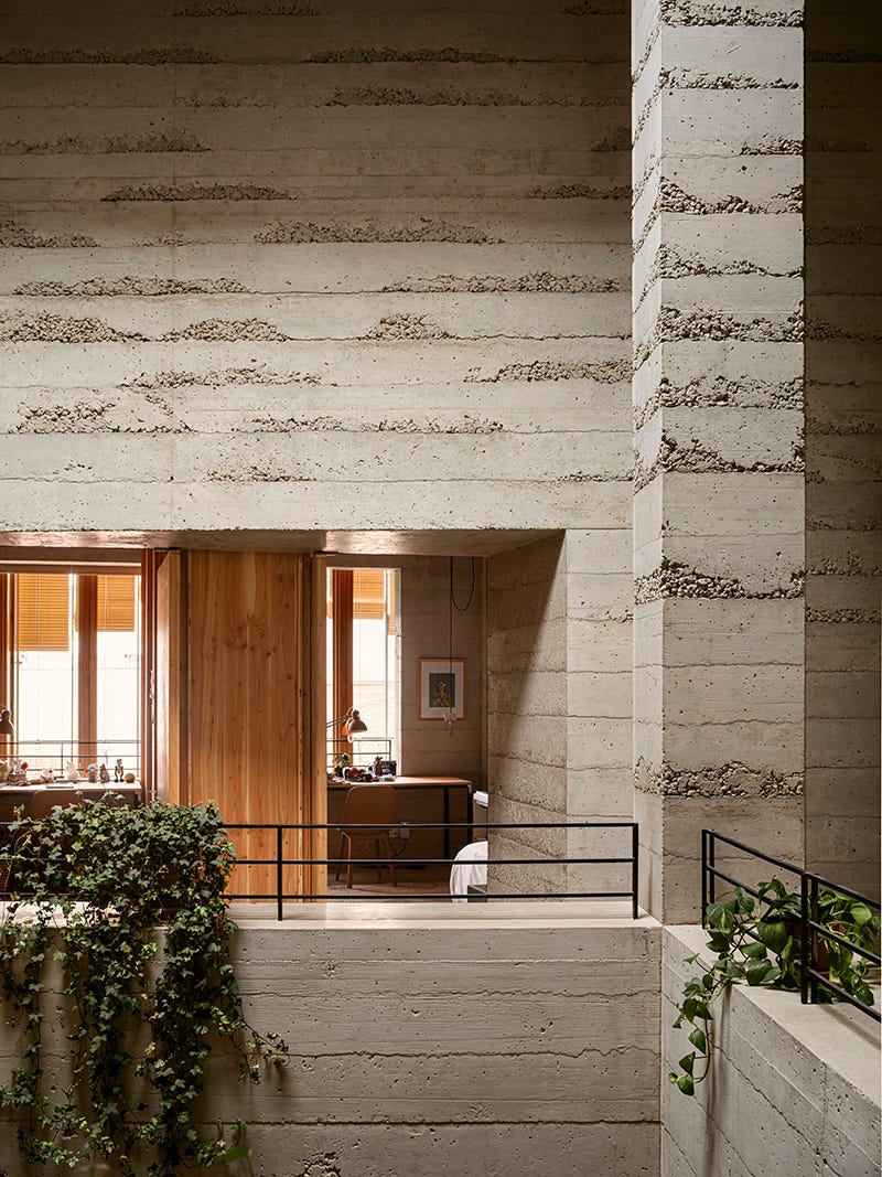 minimalista, de hormigon pobre pero muy calida, así es esta vivienda de 600 metros y techos imponentes en barcelona