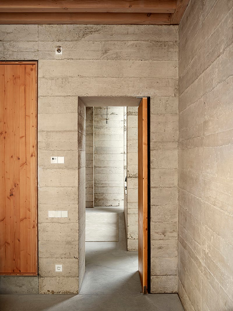 minimalista, de hormigon pobre pero muy calida, así es esta vivienda de 600 metros y techos imponentes en barcelona