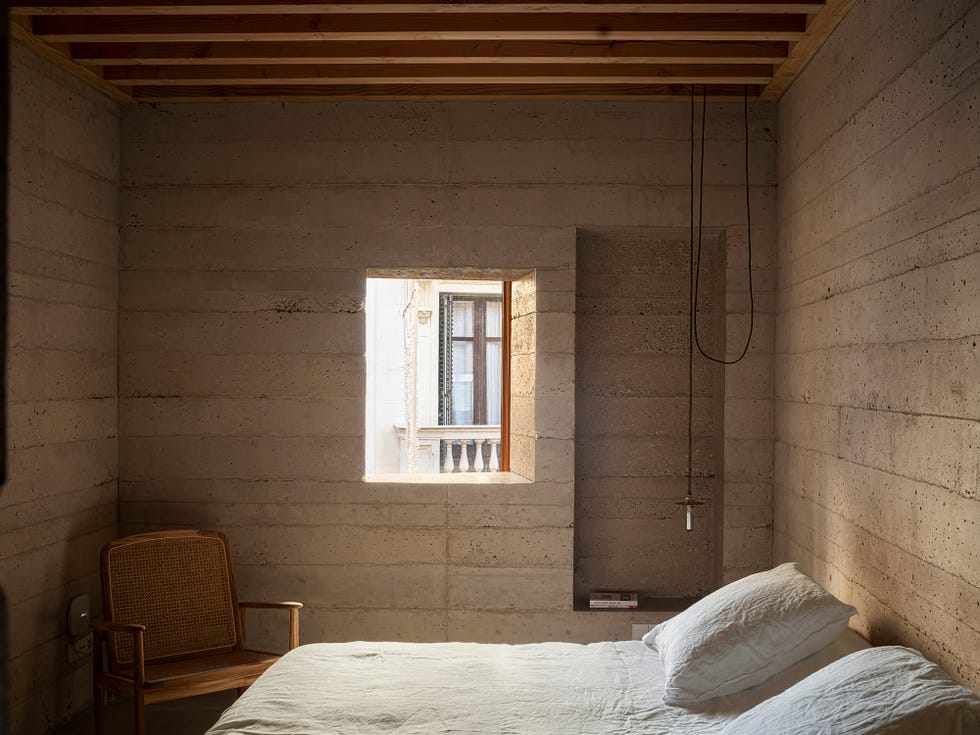 minimalista, de hormigon pobre pero muy calida, así es esta vivienda de 600 metros y techos imponentes en barcelona