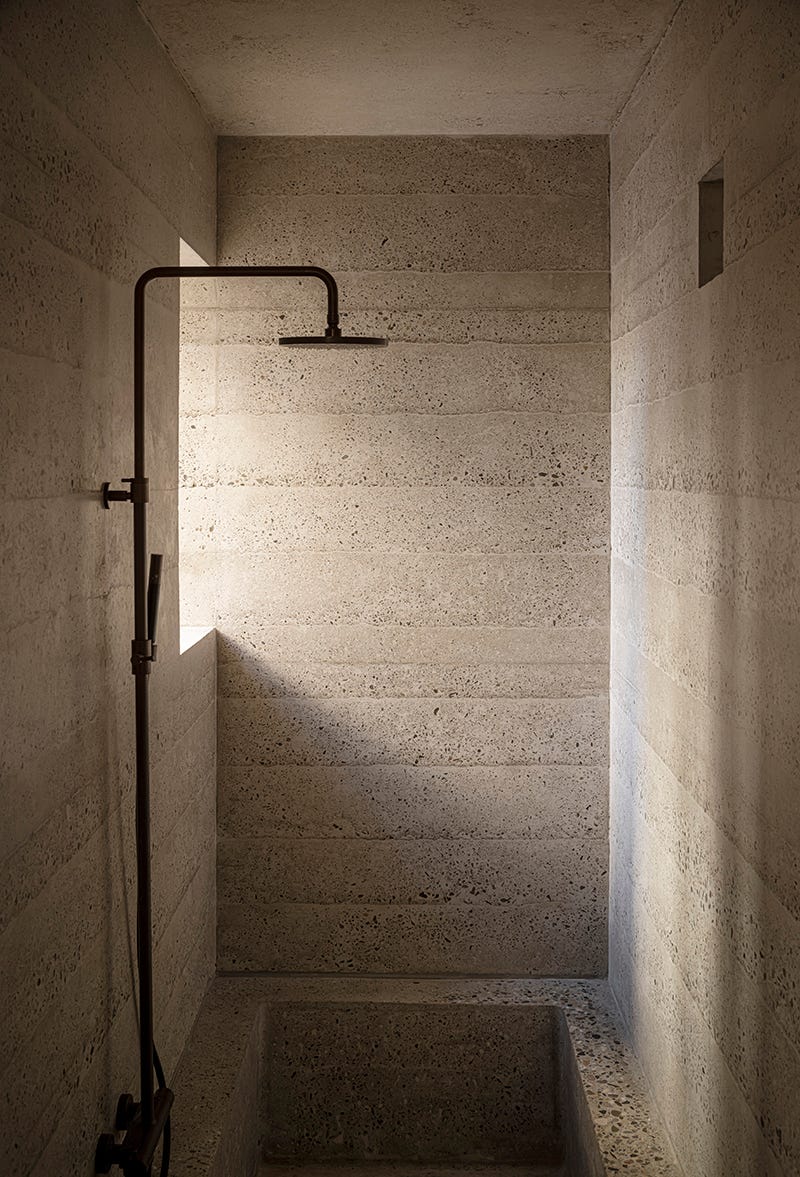 minimalista, de hormigon pobre pero muy calida, así es esta vivienda de 600 metros y techos imponentes en barcelona
