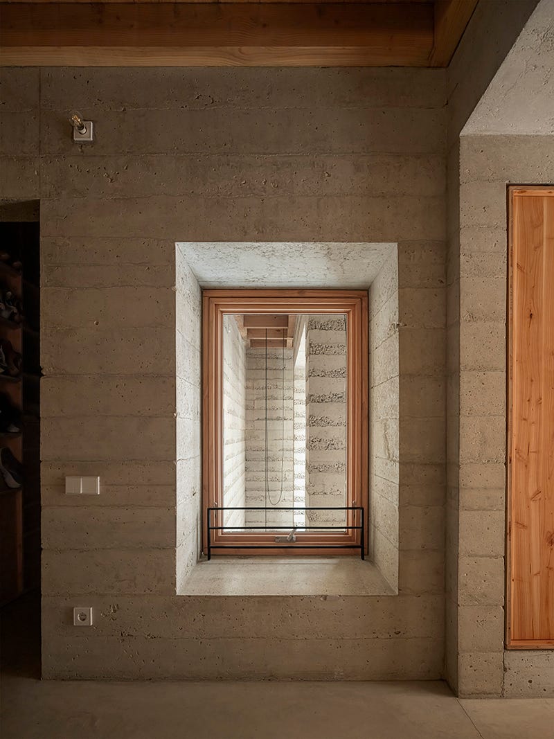 minimalista, de hormigon pobre pero muy calida, así es esta vivienda de 600 metros y techos imponentes en barcelona