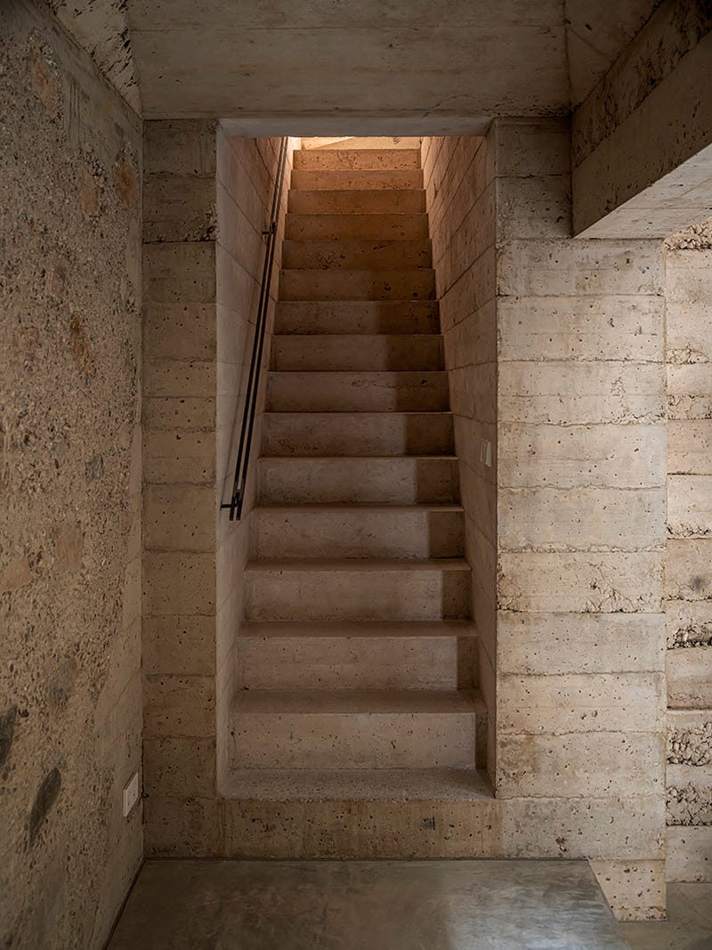 minimalista, de hormigon pobre pero muy calida, así es esta vivienda de 600 metros y techos imponentes en barcelona
