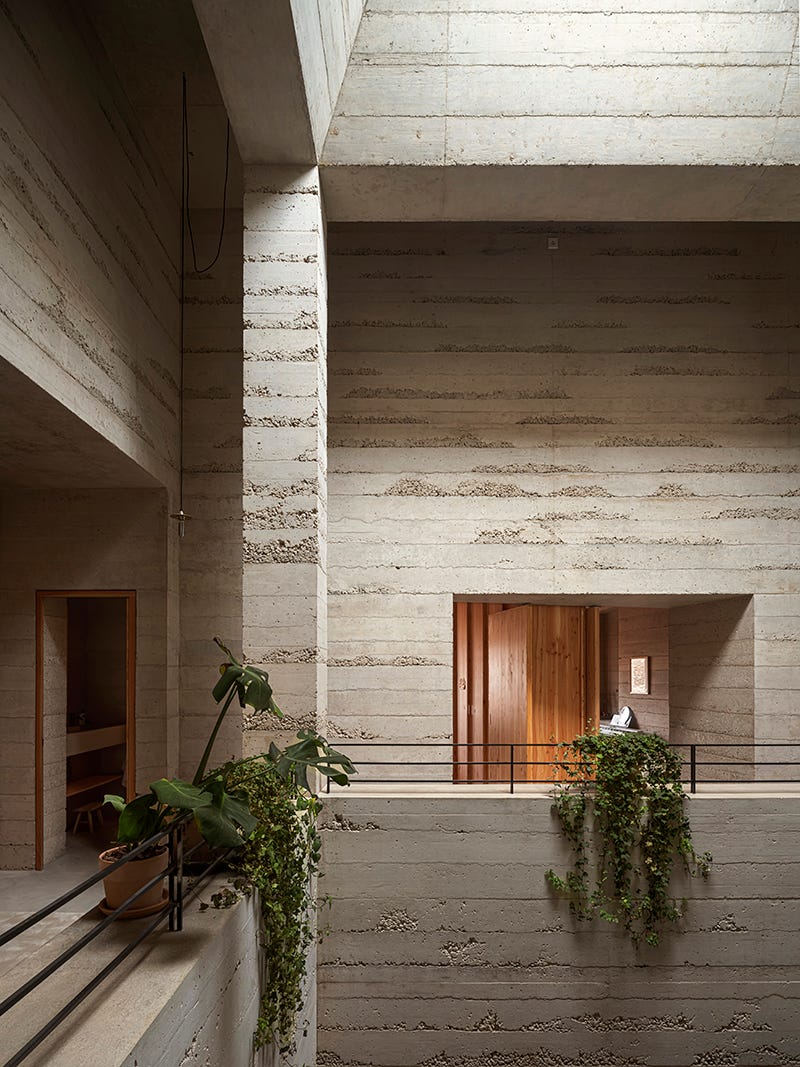 minimalista, de hormigon pobre pero muy calida, así es esta vivienda de 600 metros y techos imponentes en barcelona