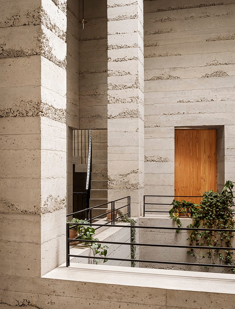 minimalista, de hormigon pobre pero muy calida, así es esta vivienda de 600 metros y techos imponentes en barcelona