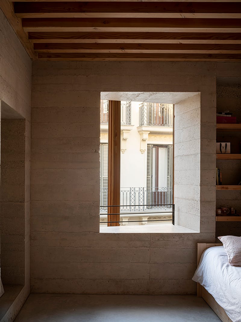 minimalista, de hormigon pobre pero muy calida, así es esta vivienda de 600 metros y techos imponentes en barcelona