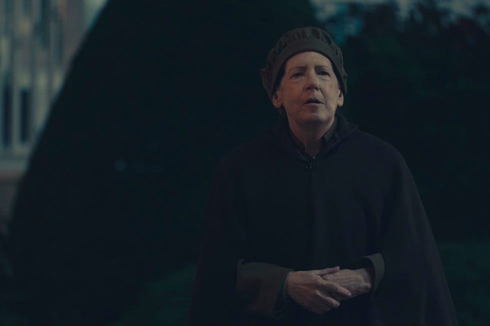 Энн Дауд в роли тети Лидии в сериале «Рассказ служанки»