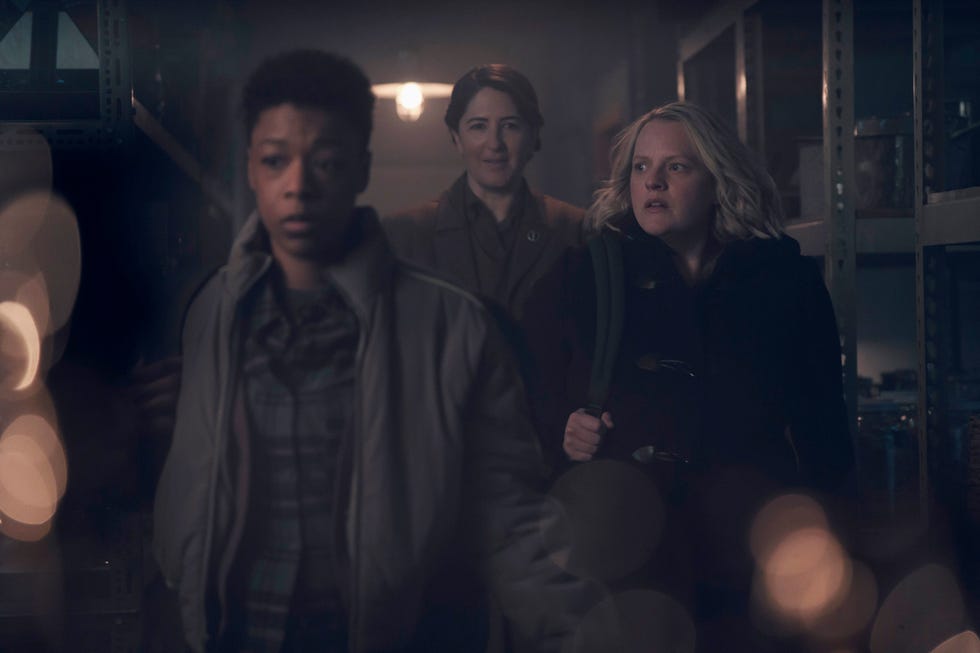 „The Handmaid's Tale“ gerät nach einer schockierenden Enthüllung ins Wanken, June gerät ins Wanken. Serena plant eine prestigeträchtige Zukunft. (Disney/Steve Wilkie) Samira Wiley, D’Arcy Carden, Elisabeth Moss