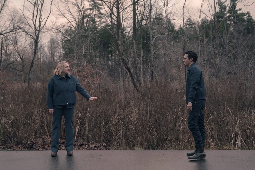 „The Handmaid's Tale“ gerät nach einer schockierenden Enthüllung ins Wanken, June gerät ins Wanken. Serena plant eine prestigeträchtige Zukunft. (Disney/Steve Wilkie) Elisabeth Moss, Max Minghella