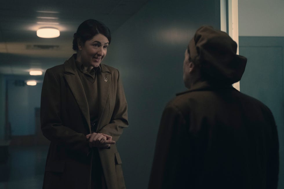 „The Handmaid's Tale“ gerät nach einer schockierenden Enthüllung ins Wanken, June gerät ins Wanken. Serena plant eine prestigeträchtige Zukunft. (Disney/Steve Wilkie) D’Arcy Carden