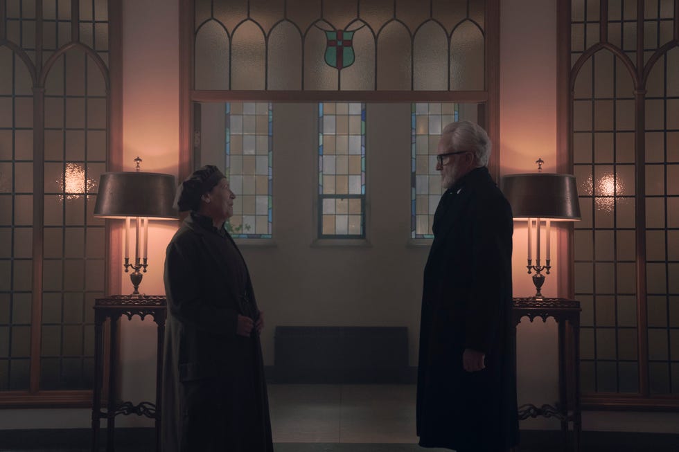 „The Handmaid's Tale“ gerät nach einer schockierenden Enthüllung ins Wanken, June gerät ins Wanken. Serena plant eine prestigeträchtige Zukunft. (Disney/Steve Wilkie) Ann Dowd