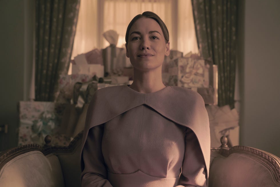 „The Handmaid's Tale“ gerät nach einer schockierenden Enthüllung ins Wanken, June gerät ins Wanken. Serena plant eine prestigeträchtige Zukunft. (Disney/Steve Wilkie) Yvonne Strahovski